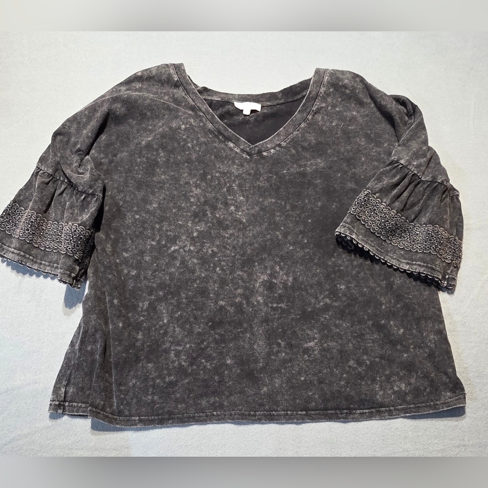 Umgee EUC 1XL Women's Mineral Wash  Black V-Neck Top with Lace Sleeves PTP 27